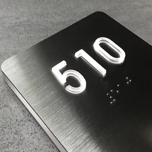 Letrero <span class=keywords><strong>de</strong></span> Baño en Braille Compatible <span class=keywords><strong>con</strong></span> la ADA, Letrero <span class=keywords><strong>de</strong></span> Baño <span class=keywords><strong>de</strong></span> Acrílico Negro <span class=keywords><strong>con</strong></span> Símbolo <span class=keywords><strong>de</strong></span> <span class=keywords><strong>Silla</strong></span> <span class=keywords><strong>de</strong></span> <span class=keywords><strong>Ruedas</strong></span>, 9x6 Pulgadas, 3 mm <span class=keywords><strong>de</strong></span> Grosor, Diseño Moderno y Duradero - Product Image 6