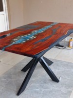 Table de salle à manger en résine époxy avec grain de bois et piétement, pour la maison et l'hôtel