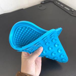 Alfombrilla Comedero Lento Inteligente Automático de Silicona Ajustable Moderna para Mascotas, Plato Antideslizante con Ventosas para Lamer, Diseño 3 en 1 para Perros y Gatos - Product Image 1