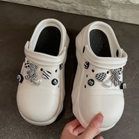 Nouvel accessoire de mode DIY pour sacs à chaussures : ours en peluche en plastique, motif quadrillé noir et blanc, mignon et tridimensionnel, style dessin animé