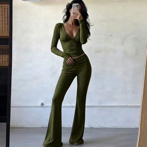 Ensemble deux pièces en tricot pour femme, col en V, haut à manches longues avec pantalon évasé et ourlet à revers, coupe ajustée minimaliste, extensible, tenue d'automne - Product Image 1