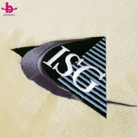 Coussin-couverture trois-en-un écologique quatre saisons avec logo personnalisé, oreiller de voyage à fermeture éclair, pliable, en polaire anti-boulochage, certifié GRS