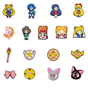 จี้รองเท้าลายการ์ตูนเซเลอร์มูนจากญี่ปุ่น ขายดีที่สุดจาก HY Wholesale จี้รองเท้าลูน่า จี้รองเท้าการ์ตูน ตัวล็อครองเท้า PVC - Product Image 1