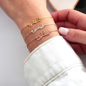 أساور مخصصة صغيرة من الفولاذ المقاوم للصدأ مع حروف أبجدية مطلية بالذهب، مجوهرات بشعار مخصص، أساور أنيقة بأسماء شخصية - Product Image 2