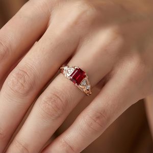 แหวนแต่งงานเพชรทรงเหลี่ยมมรกต 2 กะรัต SGARIT รับรองโดย IGI ทอง 14K ประดับเพชรด้านข้างสำหรับผู้หญิง ไซส์ 4-15 - Product Image 3