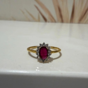 Bague en or massif 10K avec rubis ovale naturel de Birmanie couleur sang de pigeon et diamants, alliance délicate et élégante, cadeau de bijoux pour elle - Product Image 1