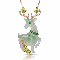 Pendentif cerf en jade vert pierres précieuses bois collier inspiré de la nature esprit de la forêt paisible corps de jade sculpté breloque feuille plaquée or