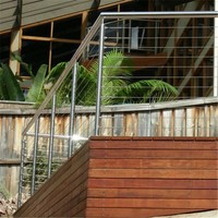Système de garde-corps de terrasse avec câble métallique, balustrade noire et main courante en bois