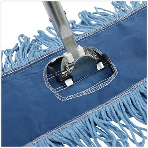 Mopa industrial Boardwalk BWK1436 con clip para sujeción, cesta rectangular de plástico negro y mango de limpieza para cabezal de mopa de tela - Product Image 2