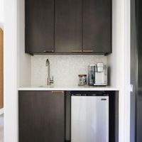 Mini-cuisine moderne pour hôtel et appartement, idéale pour petits espaces, avec unités de meubles de cuisine en acrylique, tiroirs, paniers et robinet de lavabo écologique