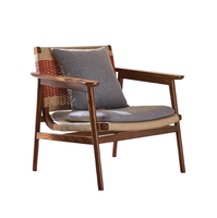 Massivholz-Akzentsessel mit Farbblock-Design, Gewebter Rückenlehne und Leinenkissen im Mid-Century-Stil für Wohnzimmer und Villa