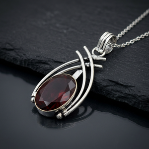 Élégant Collier Pendentif Grand Ovale en Laiton/Plaqué Or avec Option Argent Sterling, Garnet et Cristal de Quartz, Sertissage Clos - Product Image 2