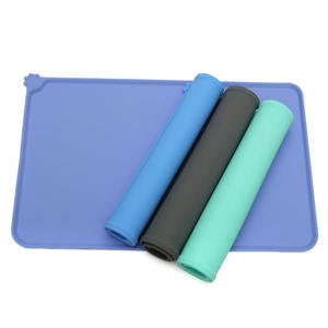 Tapete de Alimentación para Mascotas de Silicona con Diseño de Huella de Perro, Impermeable, Antideslizante, a Prueba de Fugas, Fácil de Limpiar y de Grado Alimenticio - Product Image 3