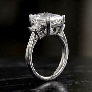Anillo de compromiso de lujo con tres piedras de diamante cultivado en laboratorio, corte esmeralda de 8 quilates, baguette cónico, oro blanco de 14K, joyería OEM personalizada - Product Image 1