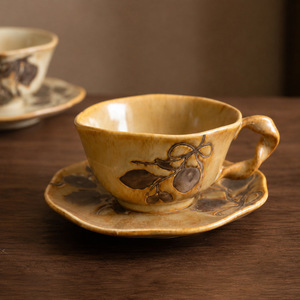 ชุดแก้วกาแฟเซรามิกพร้อมจานรอง ลายดอกไม้เพ้นท์มือ หูจับแบบบิด 240 มล. แก้วชาสไตล์วินเทจ สำหรับสำนักงาน บ้าน ร้านกาแฟ - Product Image 5