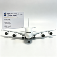 Maquette de jet géant Airbus A380 blanc avec quatre moteurs, train d'atterrissage et structure d'aile détaillée