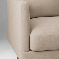 Canapé minimaliste rembourré en tissu texturé crème, 2 places, avec pieds en bois clair, pour usage hôtelier