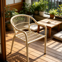 Chaise de salle à manger moderne en PP avec accoudoirs et design ajouré, imperméable et résistante aux intempéries pour usage extérieur en hôtel