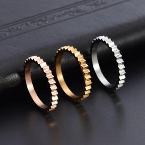 Venta al por Mayor de Anillos de Engranaje Cóncavo-Convexos Simples e Irregulares en Estilo Europeo Americano, Anillos de Titanio de Alta Gama Unisex - Product Image 2