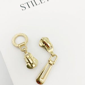 Tirette de fermeture éclair en métal personnalisée avec logo de marque en relief et curseur pour sacs/vêtements - Product Image 2