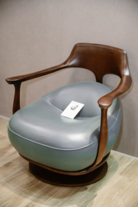 Chaise pivotante moderne de luxe en bois de noyer, siège rembourré en cuir noir, base en métal doré, meubles OEM ODM PISANO - Product Image 1