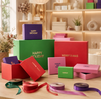 Boîte cadeau rigide portable de style nordique en carton recyclé avec ruban assorti, emballage écologique de luxe coloré pour