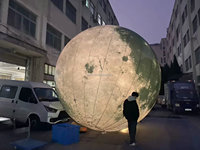 Lune lumineuse gonflable colorée pour le festival du Ramadan, utilisée pour la décoration des espaces extérieurs et des fêtes sur le thème de l'espace.