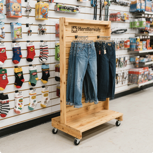Espositore da Terra in Legno Personalizzato con Ruote per Uso Commerciale, Design Moderno per Pantaloni, Giocattoli, Cinture e Calzini - Product Image 1