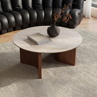 Table basse ronde de luxe avec plateau en travertin fritté et base en bois pour la décoration intérieure haut de gamme