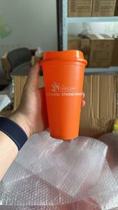 Tazze da caffè riutilizzabili da 16 once con coperchi da viaggio in plastica per tè freddo e bevande fredde alla rinfusa tazze da bottiglia multicolore - Product Image 6