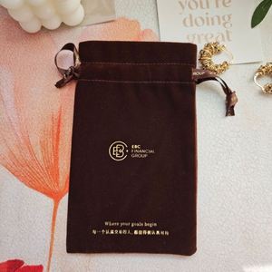 Vente en gros de pochettes en velours imprimées personnalisées de haute qualité avec cordon de serrage pour l'emballage de chocolat, de cosmétiques, de bijoux, de sacs cadeaux, écologiques - Product Image 2