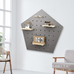Estante de almacenamiento de madera con tablero perforado pentagonal, montado en la pared, ajustable, para exhibición en la entrada. - Product Image 1
