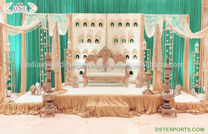 Décoration de scène de mariage indien moderne sur le thème de l'or parfait avec une touche dorée élégante en fibre de verre légère - Product Image 2