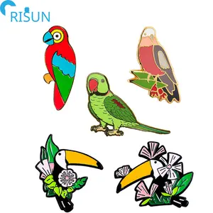 Fabricação Periquito Penas Esmalte Pin Logotipo Personalizado Cacatuas De Pássaro Papagaio Macio Duro Esmalte Lapela Pin Animal Emblema Broche