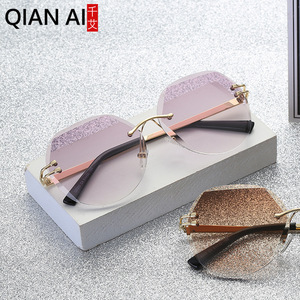 Gafas de sol de nuevo estilo con borde de corte poligonal para mujer, lentes degradados de metal sin marco dorado, UV400, ligeras, tipo 3 - Product Image 3