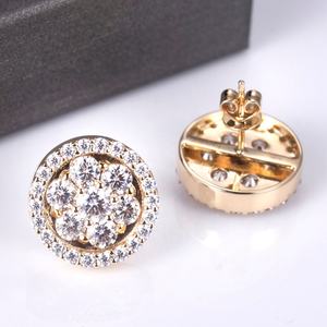 Boucles d'oreilles clous en or jaune 10 carats avec diamants en moissanite Messi Jewelry - Product Image 4