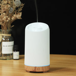 Humidificador Difusor de Aroma YX211 con Rayas Verticales, Alimentado por USB, Blanco, para Uso Doméstico, Capacidad Inferior a 0.5L - Product Image 2