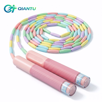 Corde à sauter personnalisée en gros pour enfants, corde à sauter à longues poignées, corde à sauter à billes segmentées en plastique