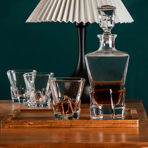 <span class=keywords><strong>Carafe</strong></span> à whisky en verre <span class=keywords><strong>de</strong></span> <span class=keywords><strong>cristal</strong></span> gravé avec logo personnalisé <span class=keywords><strong>de</strong></span> qualité supérieure et 2 verres <span class=keywords><strong>de</strong></span> roche coffret cadeau avec sous-verres dans une boîte en pin - Product Image 4