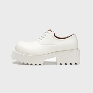 Zapatos de tacón alto blancos de diseño original para hombre con un sofisticado estilo británico, en cuero de grano completo tanto por dentro como por fuera. - Product Image 1