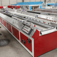 Ligne d'extrusion de panneaux muraux cannelés en PVC, machine de production de panneaux de bardage à double vis conique contrepoussée