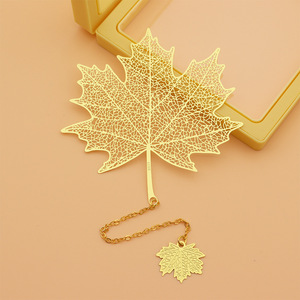 Marque-page en métal ajouré, plaqué or, motif feuille d'érable avec pendentif, cadeau souvenir vintage pour <span class=keywords><strong>les</strong></span> amateurs de livres - Product Image 1