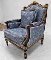Fauteuil Chesterfield carré en noyer, rembourré en éponge, de luxe français, sur mesure, avec design élégant sculpté à la main, idéal pour les centres commerciaux et les appartements.