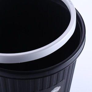 Cleporo Sundries Barrel 3300 3304 Poubelle cylindrique noire et blanche pour l'intérieur avec couvercle pour la maison, la cuisine, le bureau et le rangement - Product Image 5