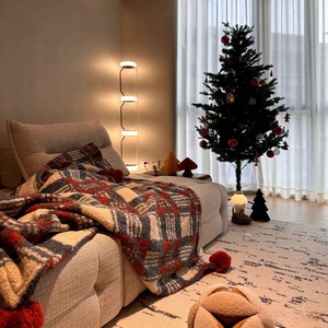 Manta de Alta Calidad <span class=keywords><strong>con</strong></span> Diseño de Cuadros Azules y Rojos <span class=keywords><strong>con</strong></span> <span class=keywords><strong>Pompones</strong></span>, Mantas Navideñas para el Invierno - Product Image 1