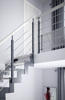 Escalier droit intérieur avec marches en chêne/hêtre et garde-corps en verre trempé/câbles en acier inoxydable, idéal pour villa/hôtel