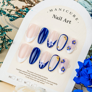 Faux ongles courts en amande pour femmes, à porter au quotidien, style français, avec fleurs bleues dessinées à la main et clous dorés, à presser, pour femme de bureau - Product Image 2