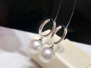 Populares Pendientes de Perlas de Oro de 18K con Acabado Mate Fino, Adornados con Pequeños Detalles Brillantes - Product Image 4