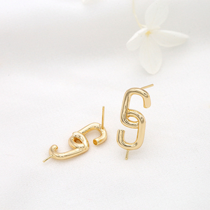 De diseño de moda 14K chapado en oro Irregular carta S Stud pendiente - Product Image 3