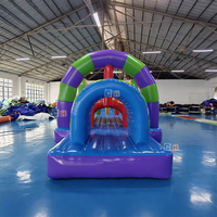 Structure gonflable avec toboggan, château gonflable, filet de sécurité, tour d'escalade et piste de course pour le plaisir des enfants en plein air lors de carnavals scolaires